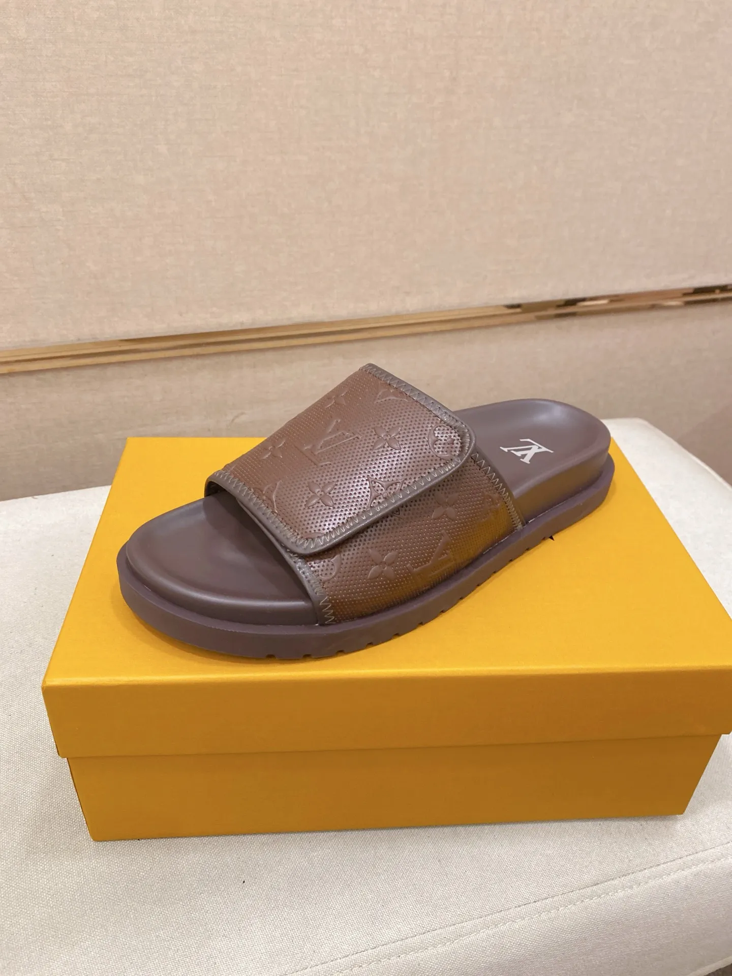 Men's shoes💰: 320💰Made by LV🔍Top purchasing agent, men's spring and summer slippers are available at the same counter. The uppers are made of cowhide imported from Italy, with logo graphics and high-quality craftsmanship. Soles: original soles specially provided by the original factory. Exclusive molded soles are super comfortable. Original goods with single order, 🔍🔍high quality, you can enter and exit the counter at will. Welcome to compare, code number 38-44.